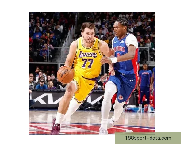 东契奇突破遭遇腿筋拉伤紧急退出比赛 返回更衣室进行治疗